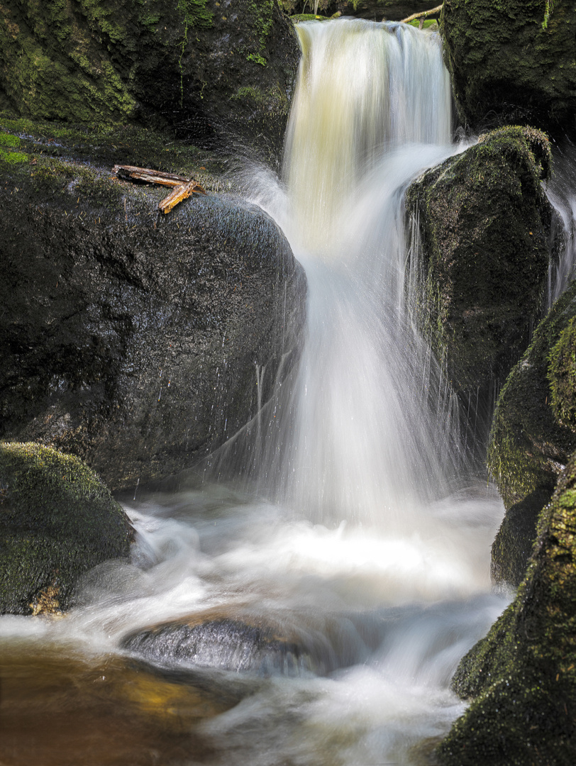 Wildes Wasser mit korrigiertem Rand