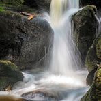 Wildes Wasser mit korrigiertem Rand