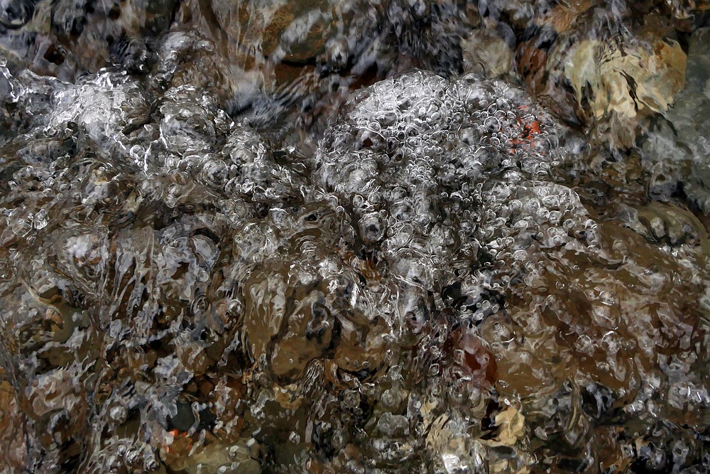 Wildes Weil – Wasser im Frühling nahe der Ruine Landstein 02