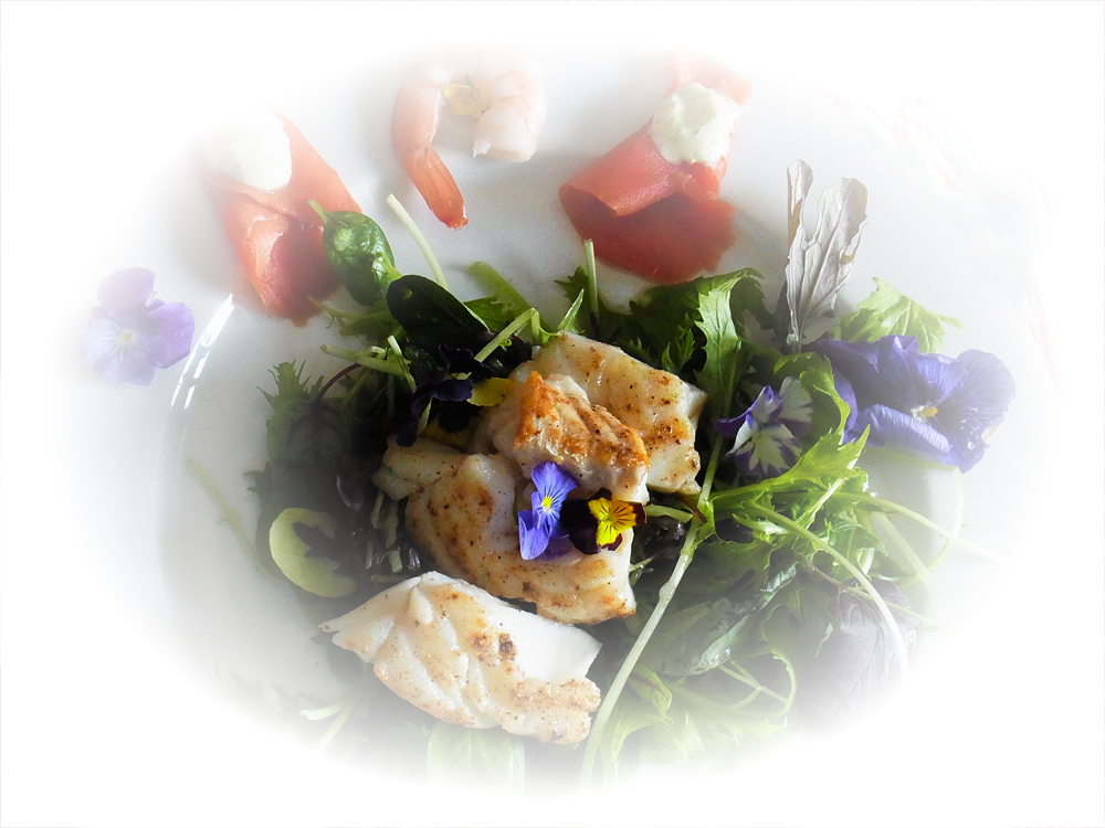 Wildkräutersalat mit Kabeljau und Blüten