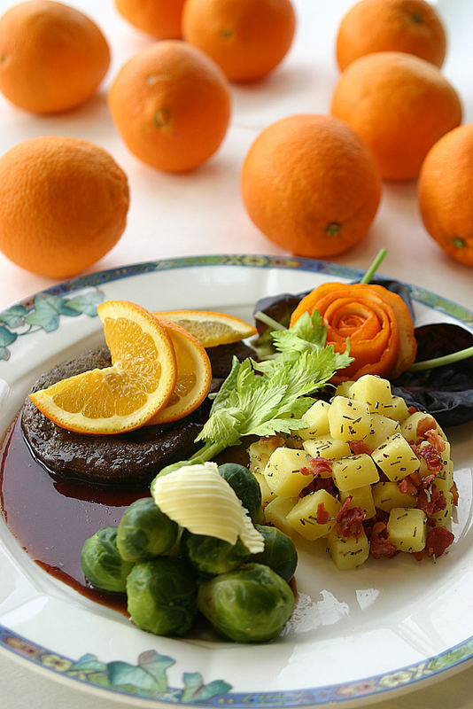 Wildschweinbraten an Orangensauce Foto &amp; Bild | stillleben, food ...