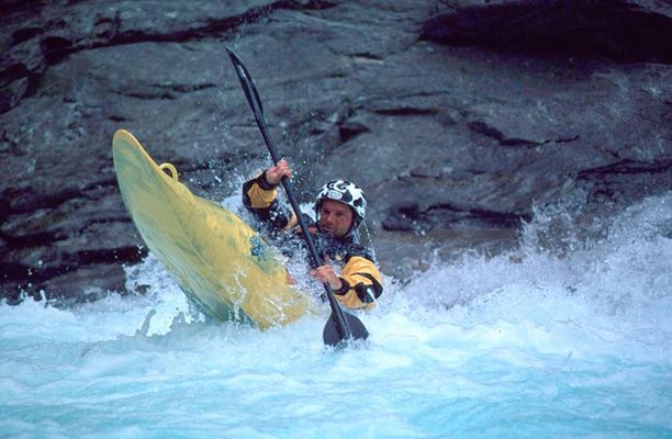 Wildwasserkajaking auf der Verzasca, Schweiz.