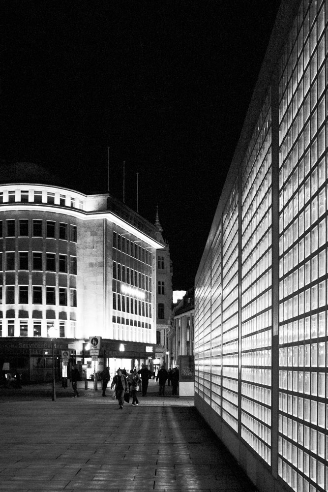 Wilhelm-Leuschner-Platz. Abend.