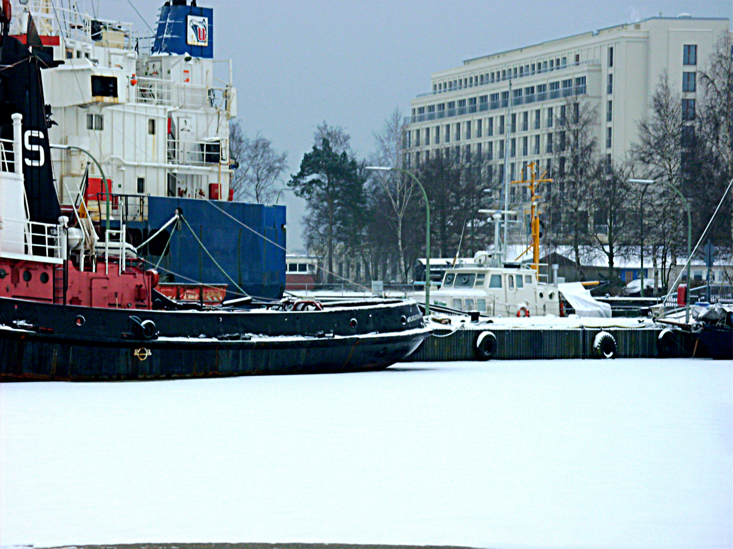 wilhelmshaven , hafenbecken gefroren und verschneit