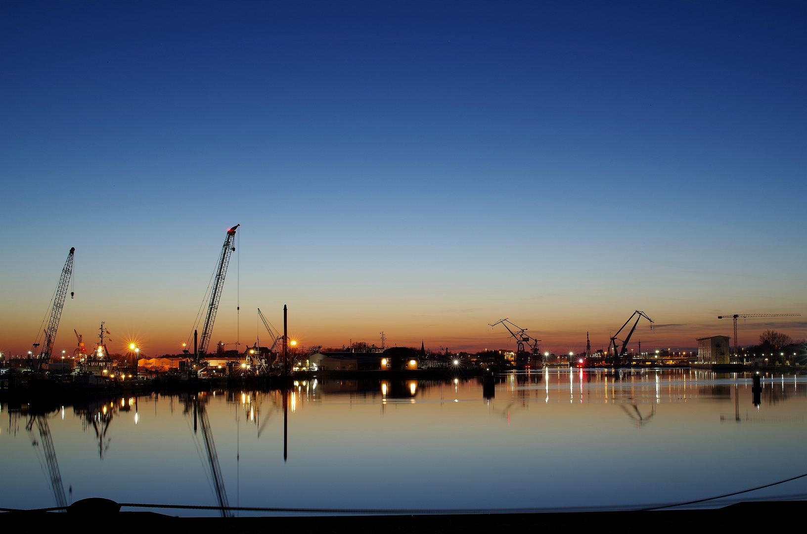 Wilhelmshavener Hafen zur blauen Stunde