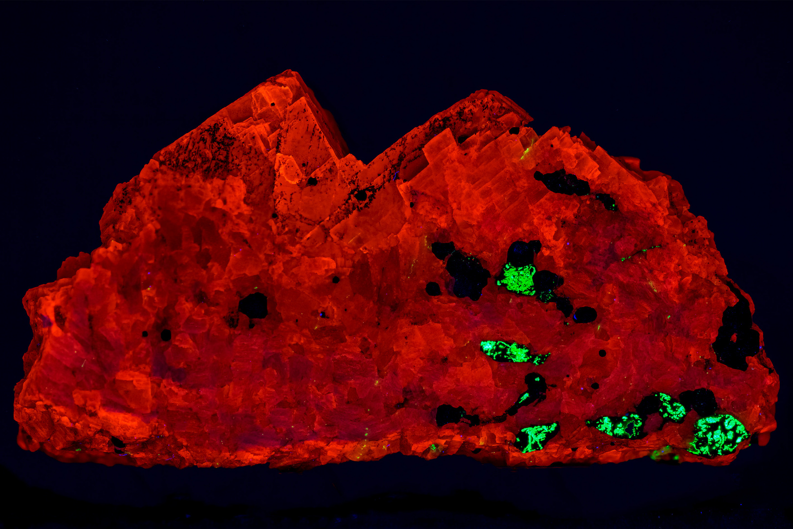 Willemit (grün) in Calcit (rot) bei UV-C (254 nm) Anregung