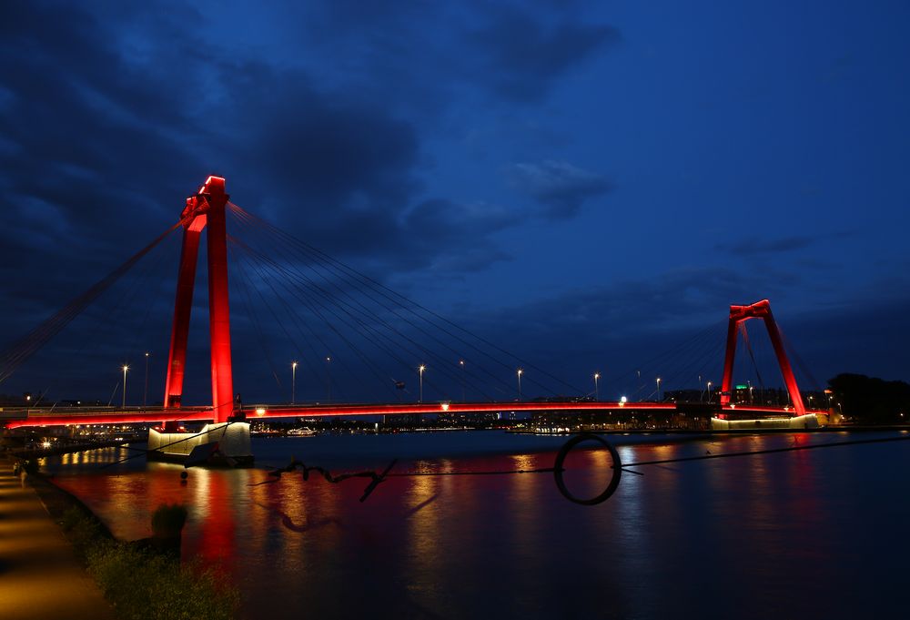 Willemsbrug bei Nacht
