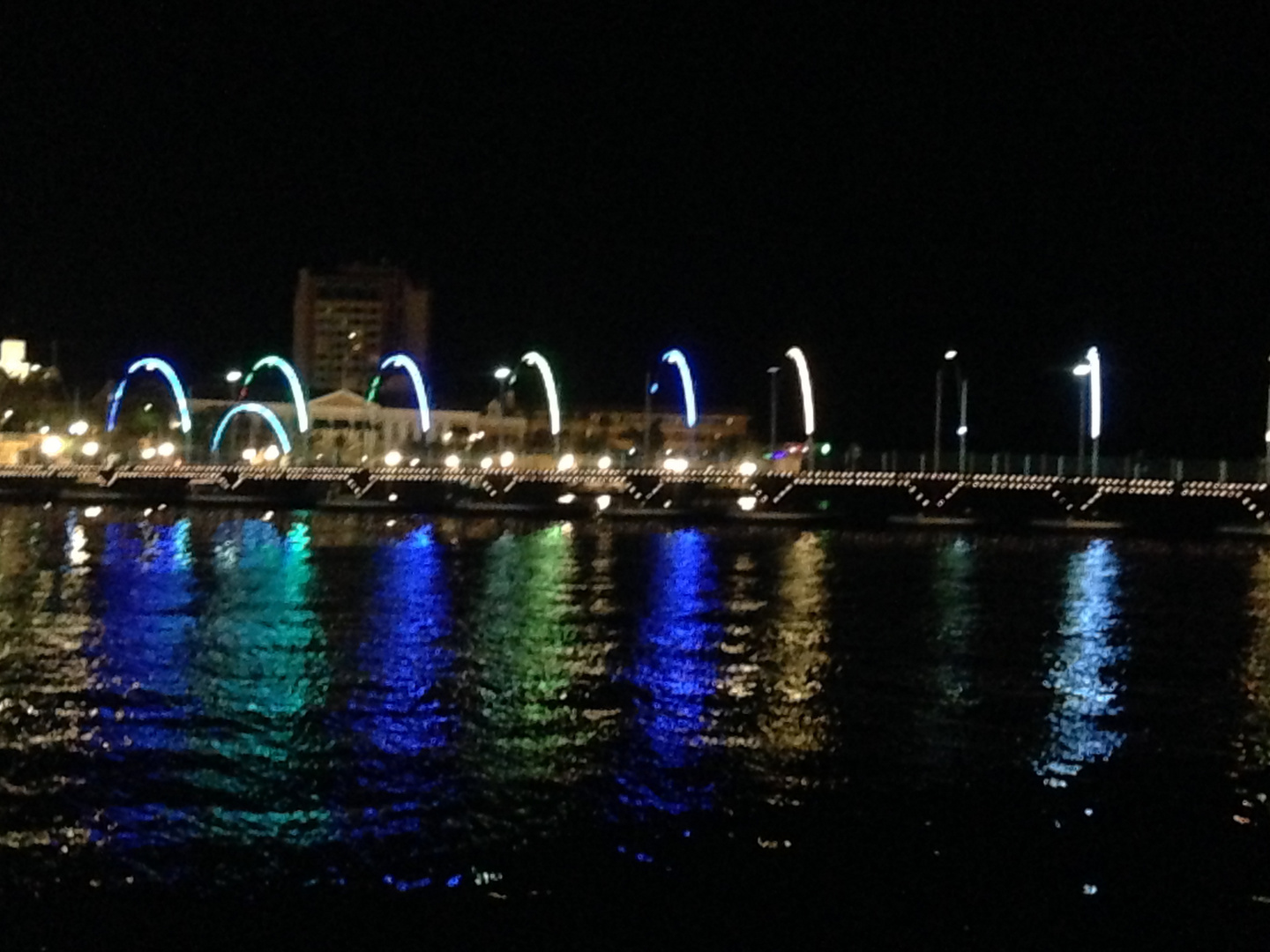 Willemstad Pontonbrücke bei Nacht