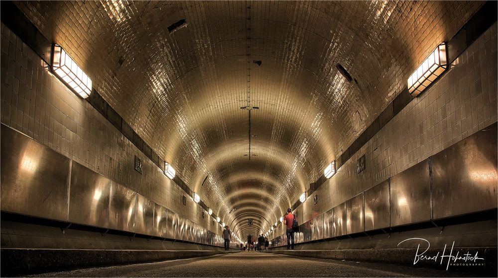 Willkommen in Hamburg .... St. Pauli-Elbtunnel