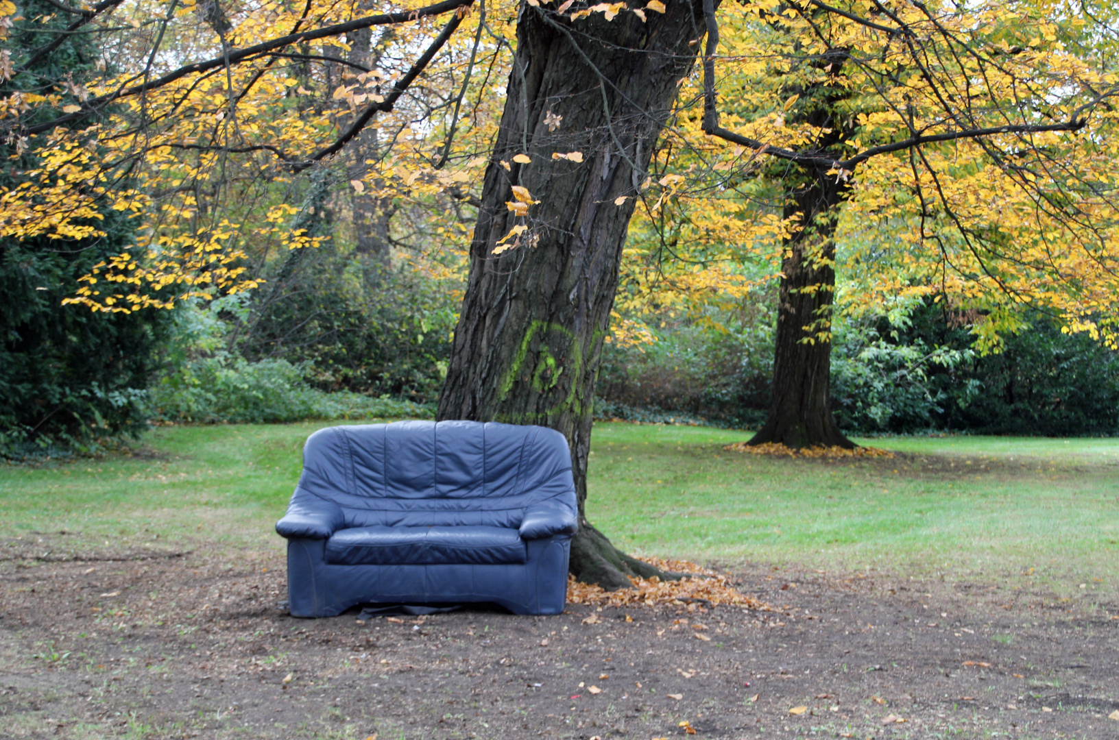 Willkommene Sitzgelegenheit nach einem Herbstspaziergang