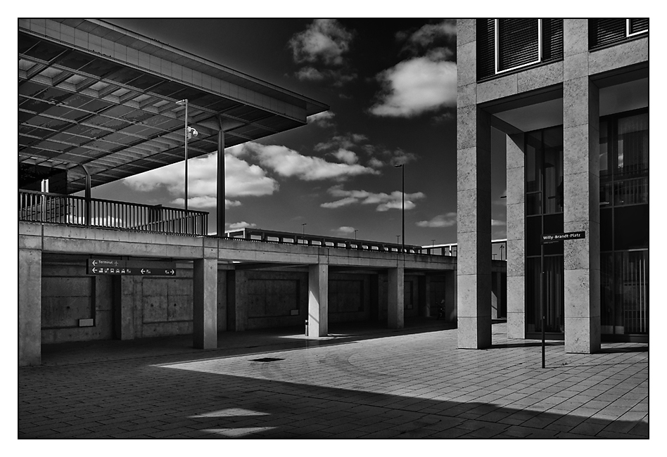 WillyBrandtPlatz. Foto & Bild architektur, sw, berlin Bilder auf