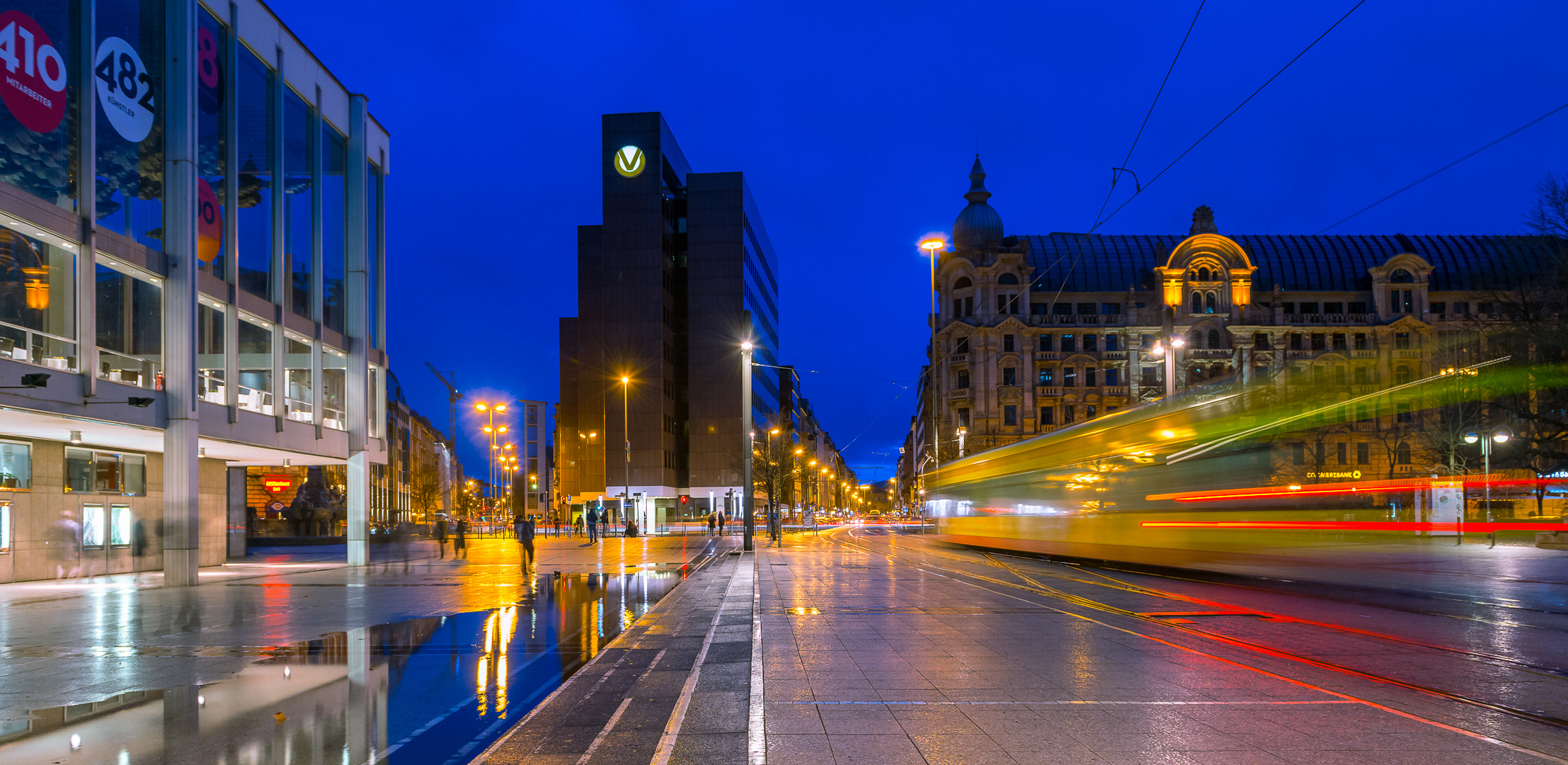 Willy-Brandt-Platz nach dem Regen zur blauen Stunde