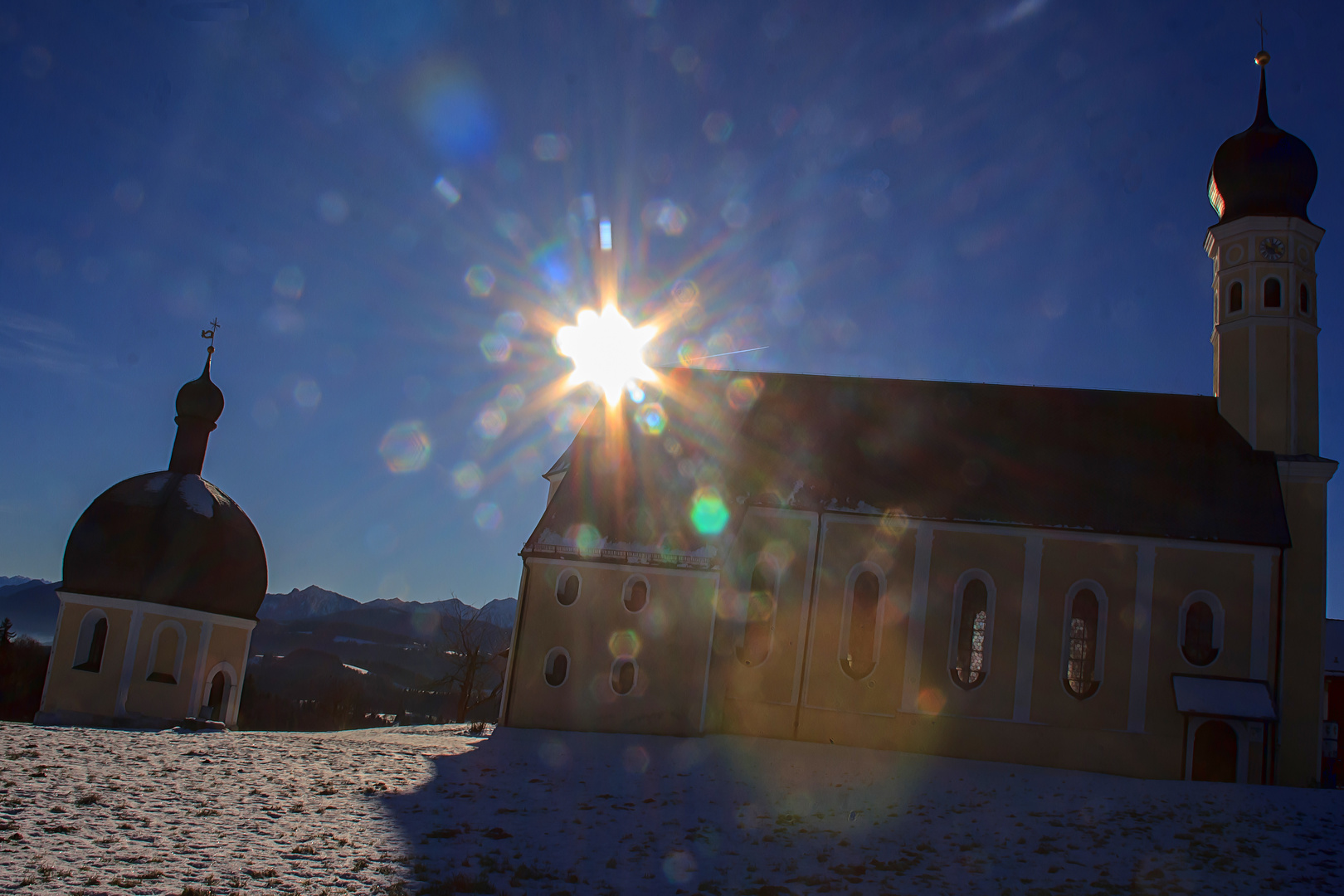 Wilparting Kirche im Gegenlicht