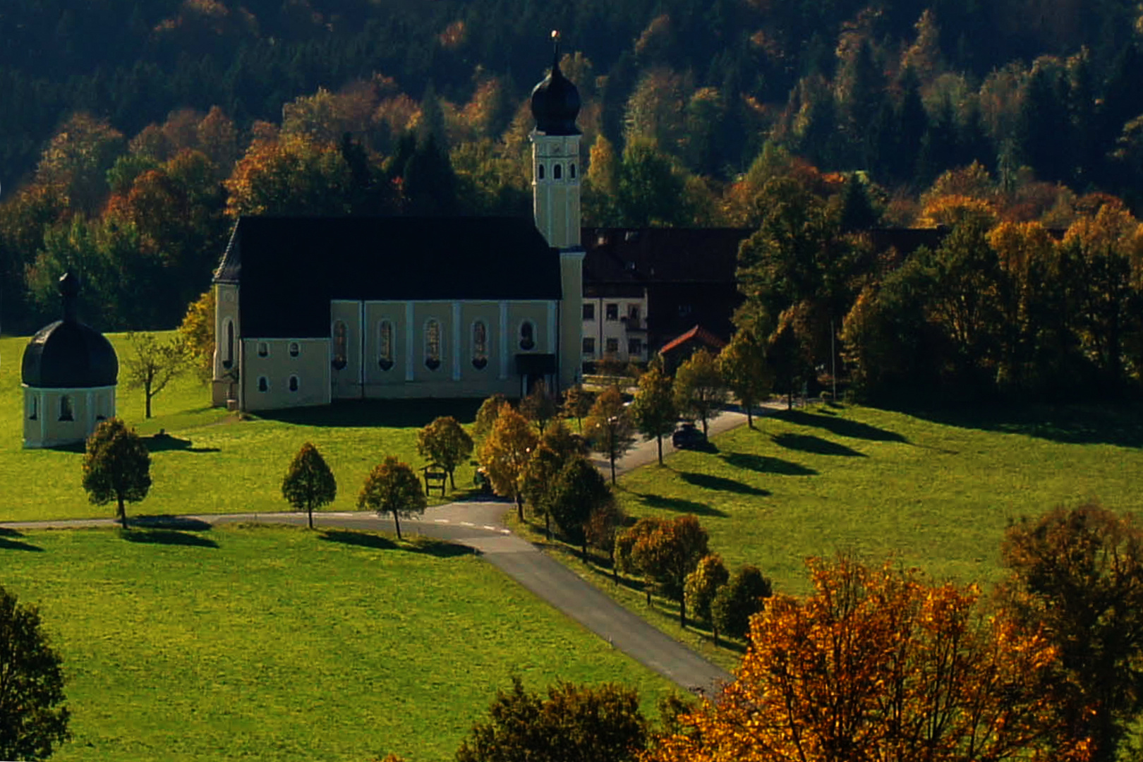 Wilparting Kirche im Herbst  