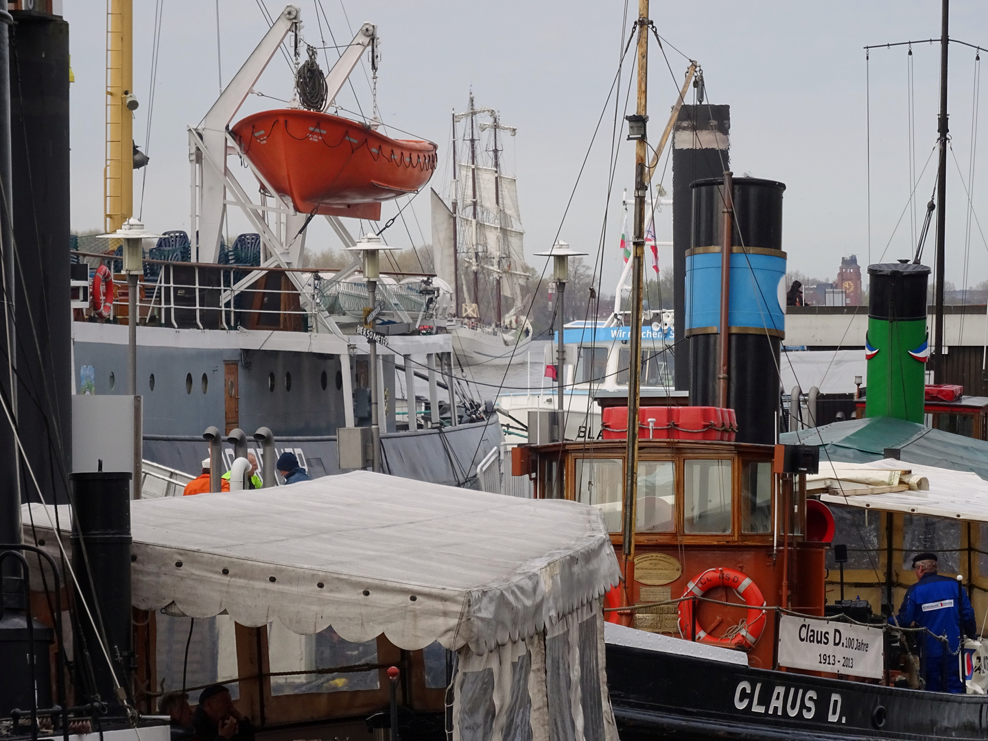 Wimmelbild im Museumshafen Oevelgönne Hamburg