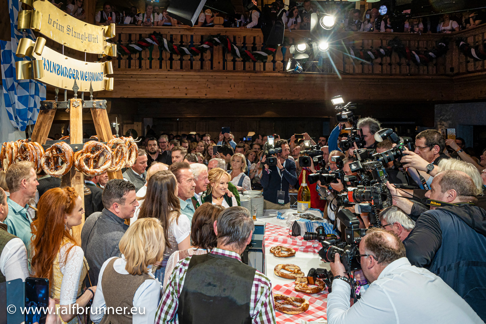 Wimmelbild mit Arnold: Es geht um die Wurscht!