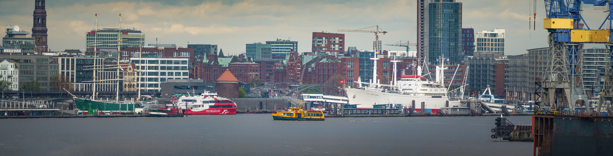 "Wimmelbild-Panorama" von den Landungsbrücken in Hamburg 