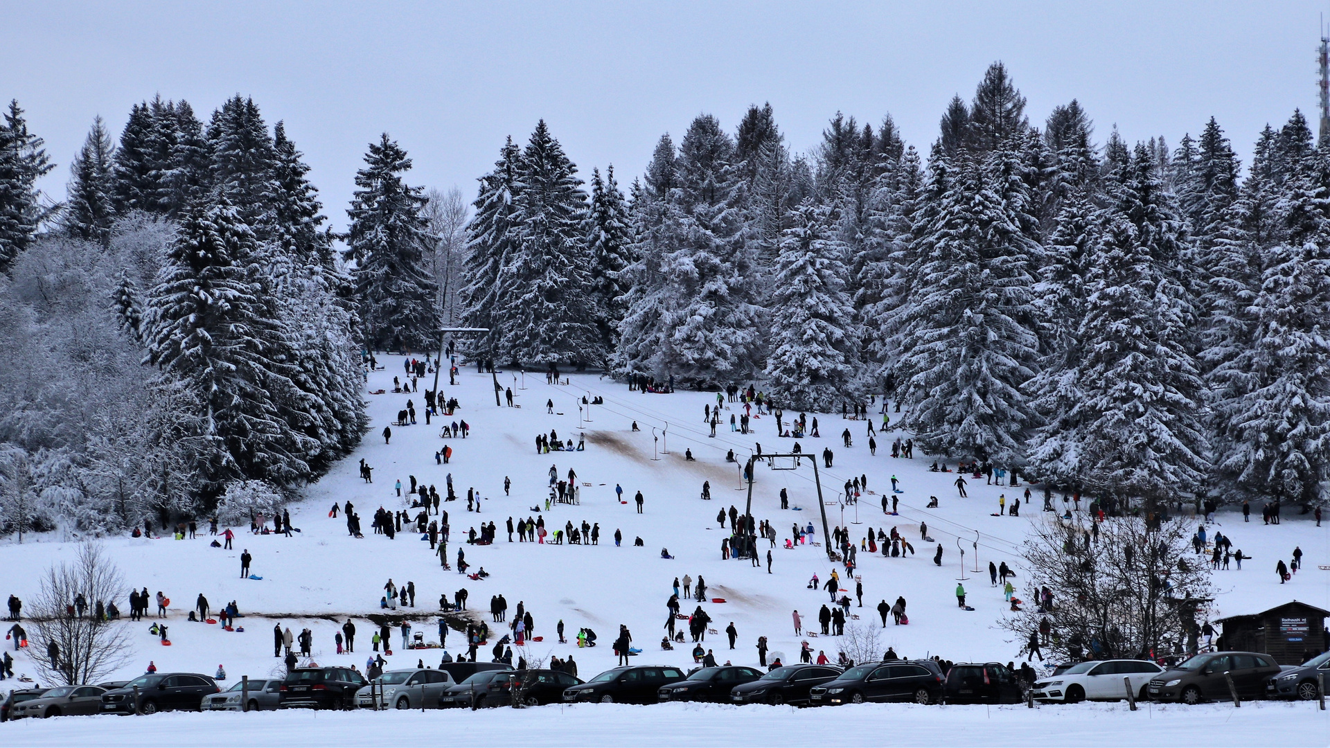 Wimmelbild: Wintervergnügen in Zeiten des Virus