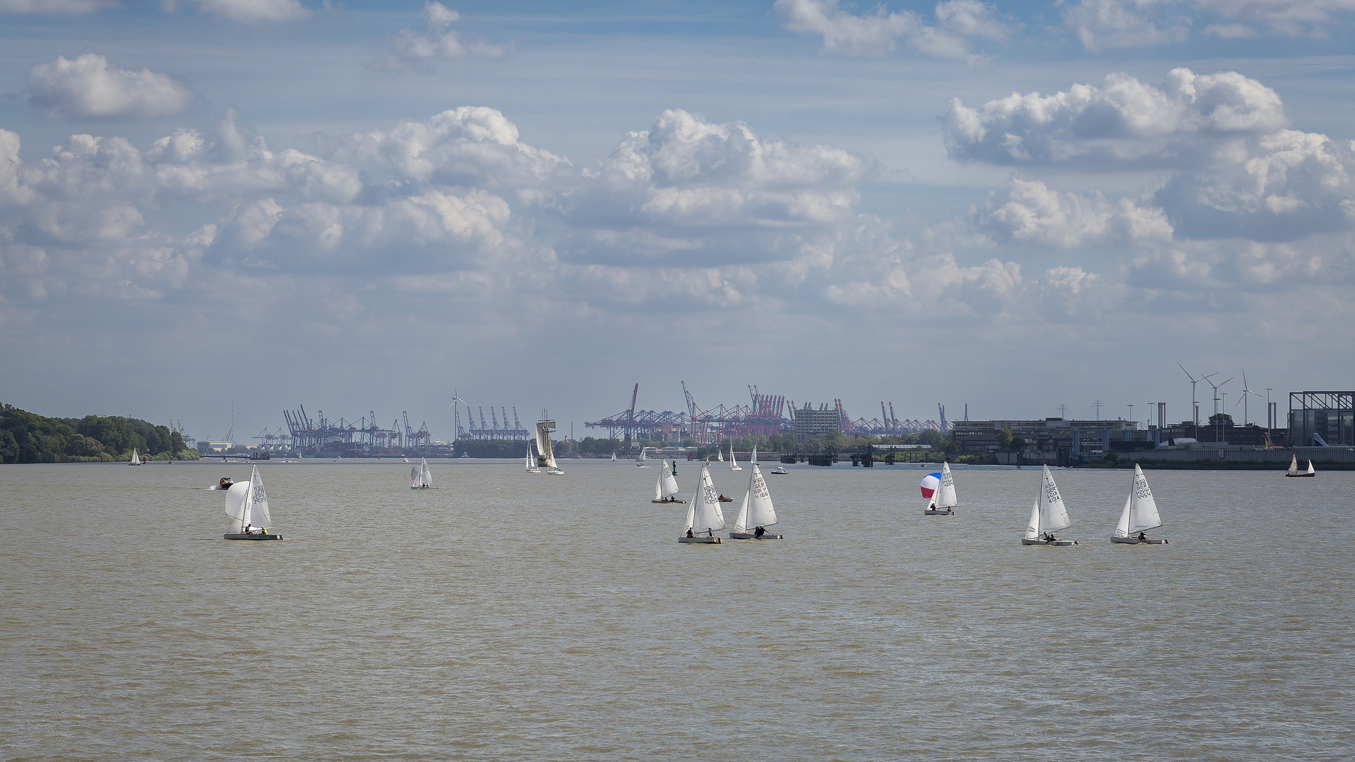 Wind im Segel und Hamburg in Sicht