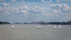 Wind im Segel und Hamburg in Sicht