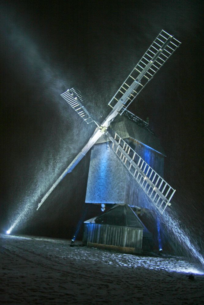 Wind-Mühle im Schneesturm von lemontree006 