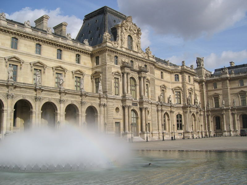 Wind-Sonne-Regen- Spiel am Louvre