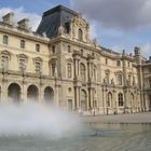 Wind-Sonne-Regen- Spiel am Louvre