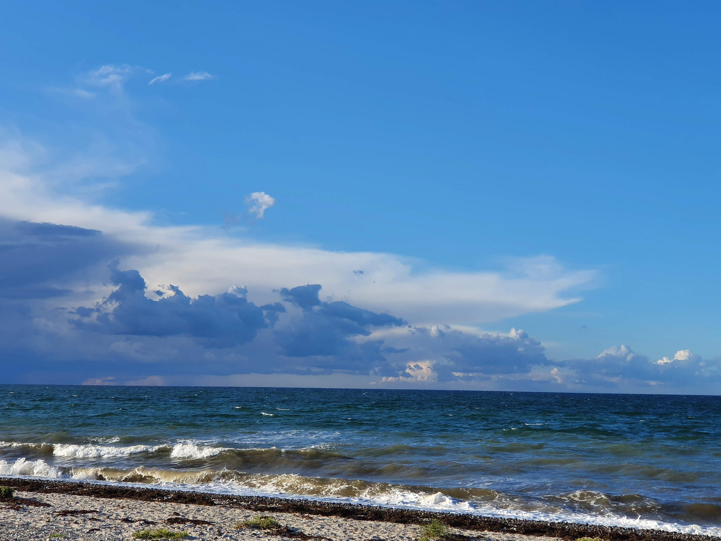 Wind, Sonne und dunkle Wolken