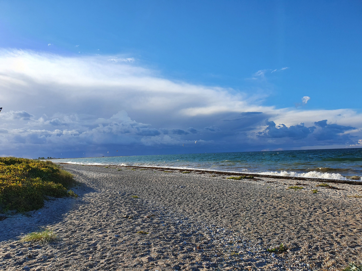 Wind, Sonne und dunkle Wolken.