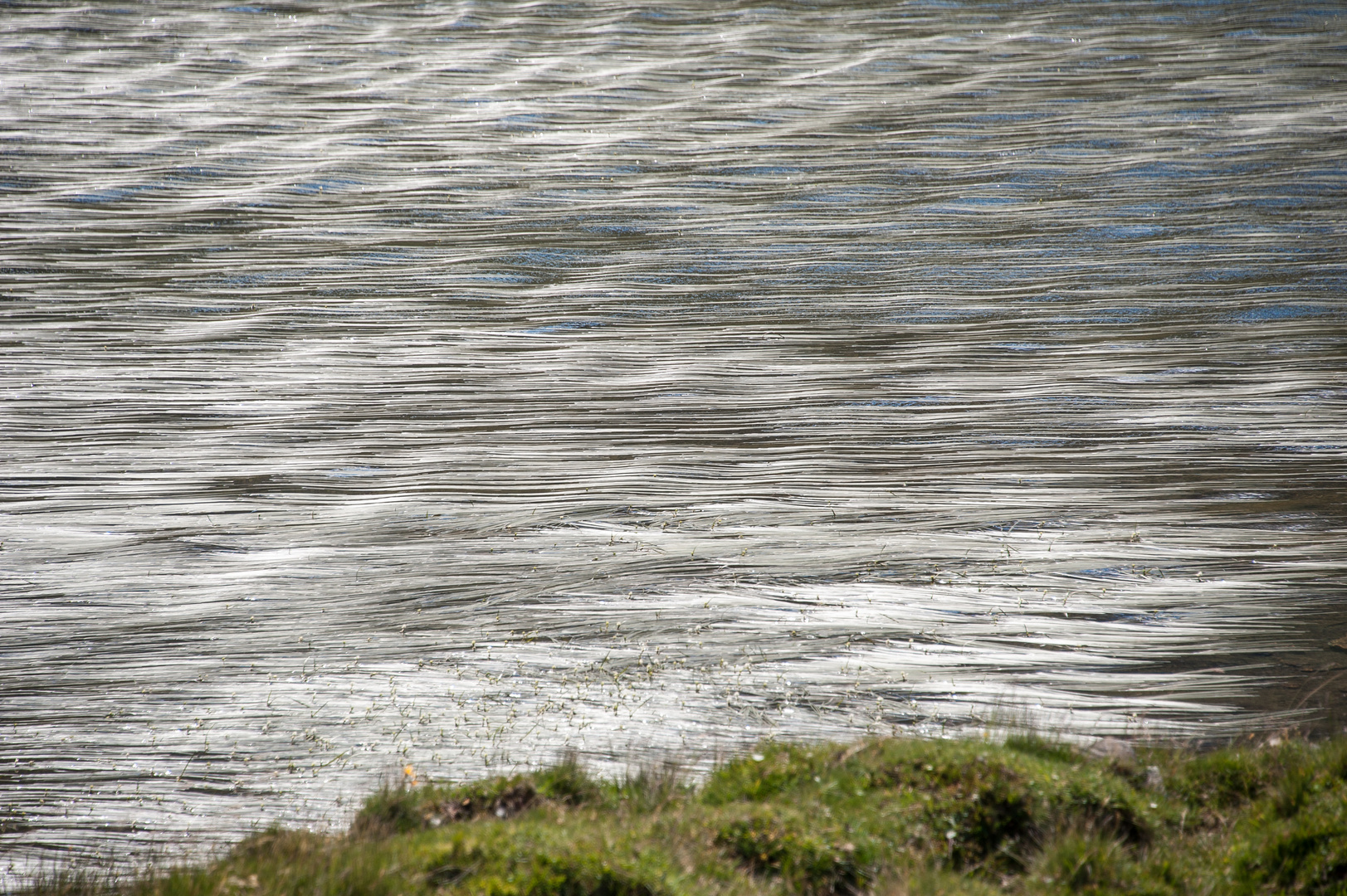 Wind streicht über`s Wasser