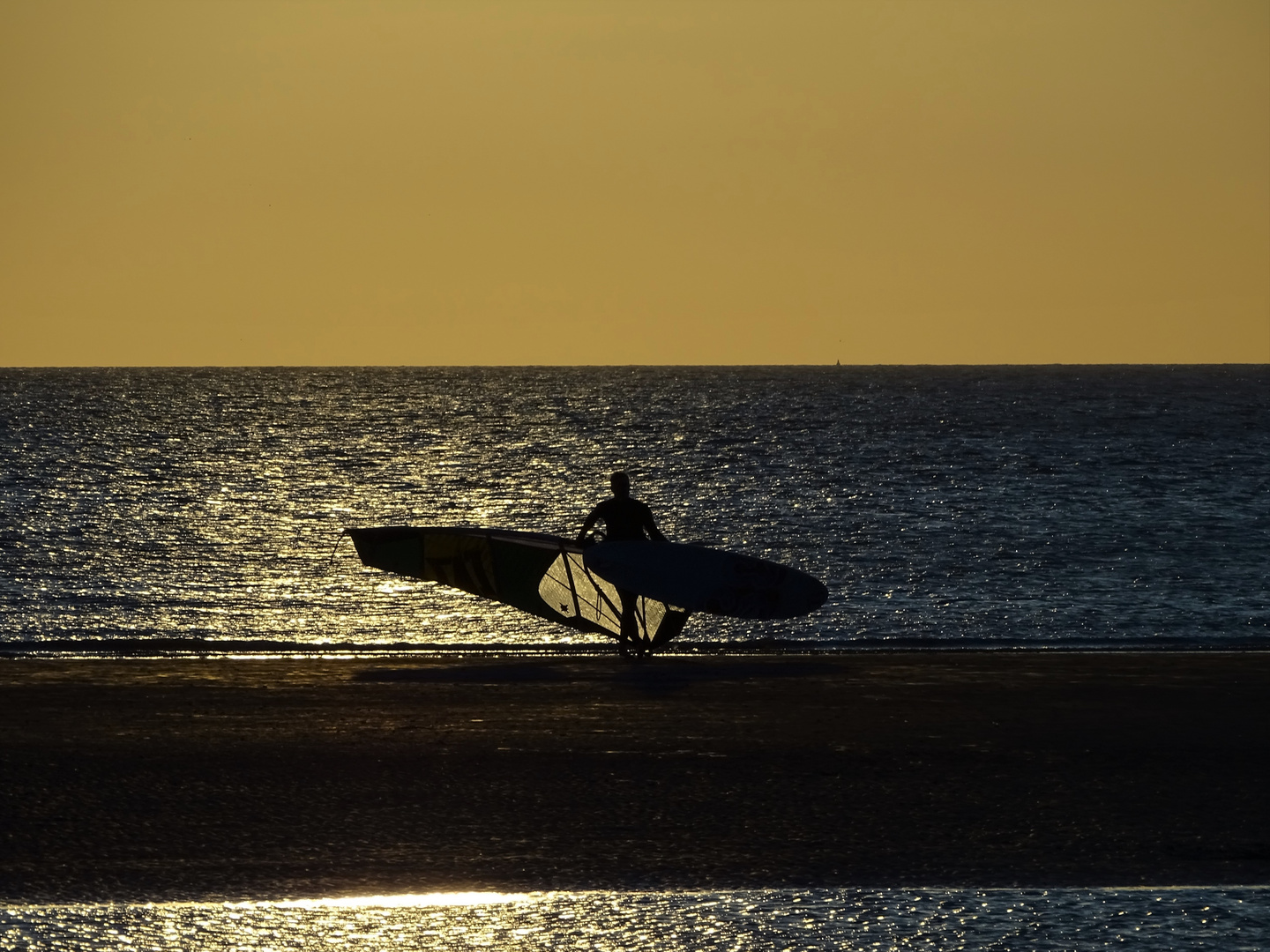 Wind-Surfen am Abend