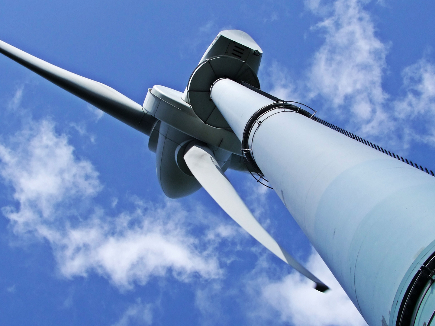 wind turbine  -  Windenergieanlage