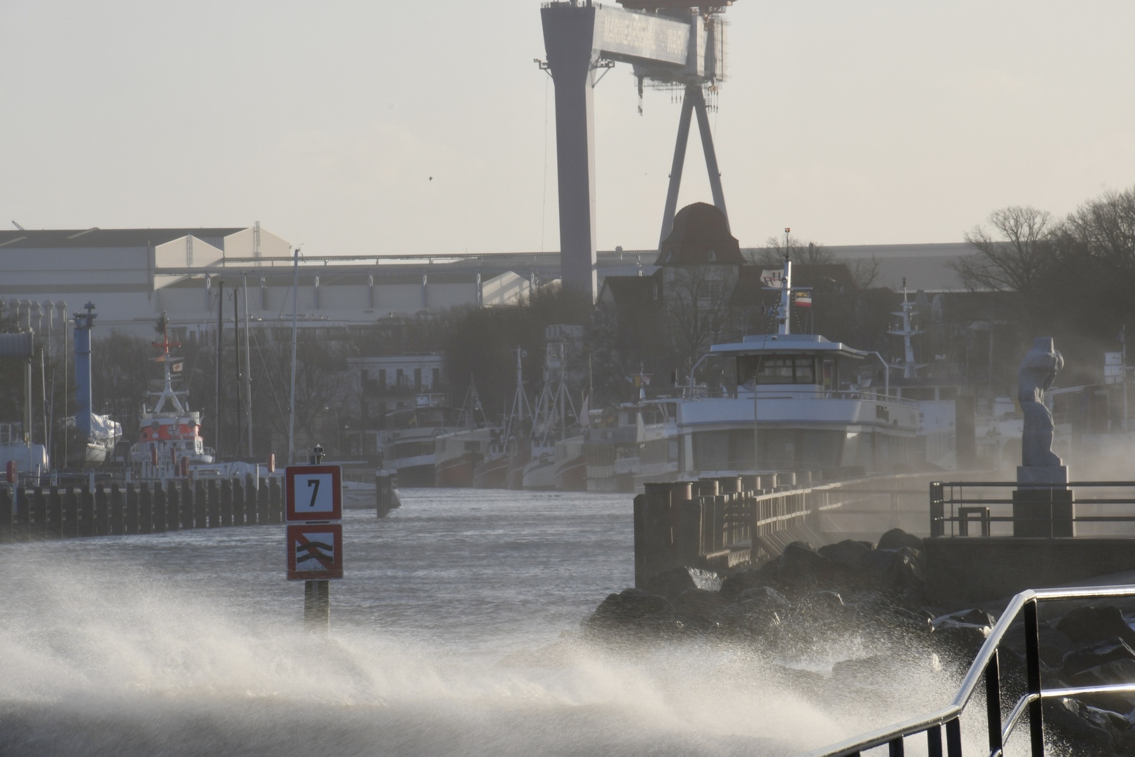 Wind- und Sandsturm an der Mole in Rostock-Warnemünde