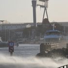 Wind- und Sandsturm an der Mole in Rostock-Warnemünde