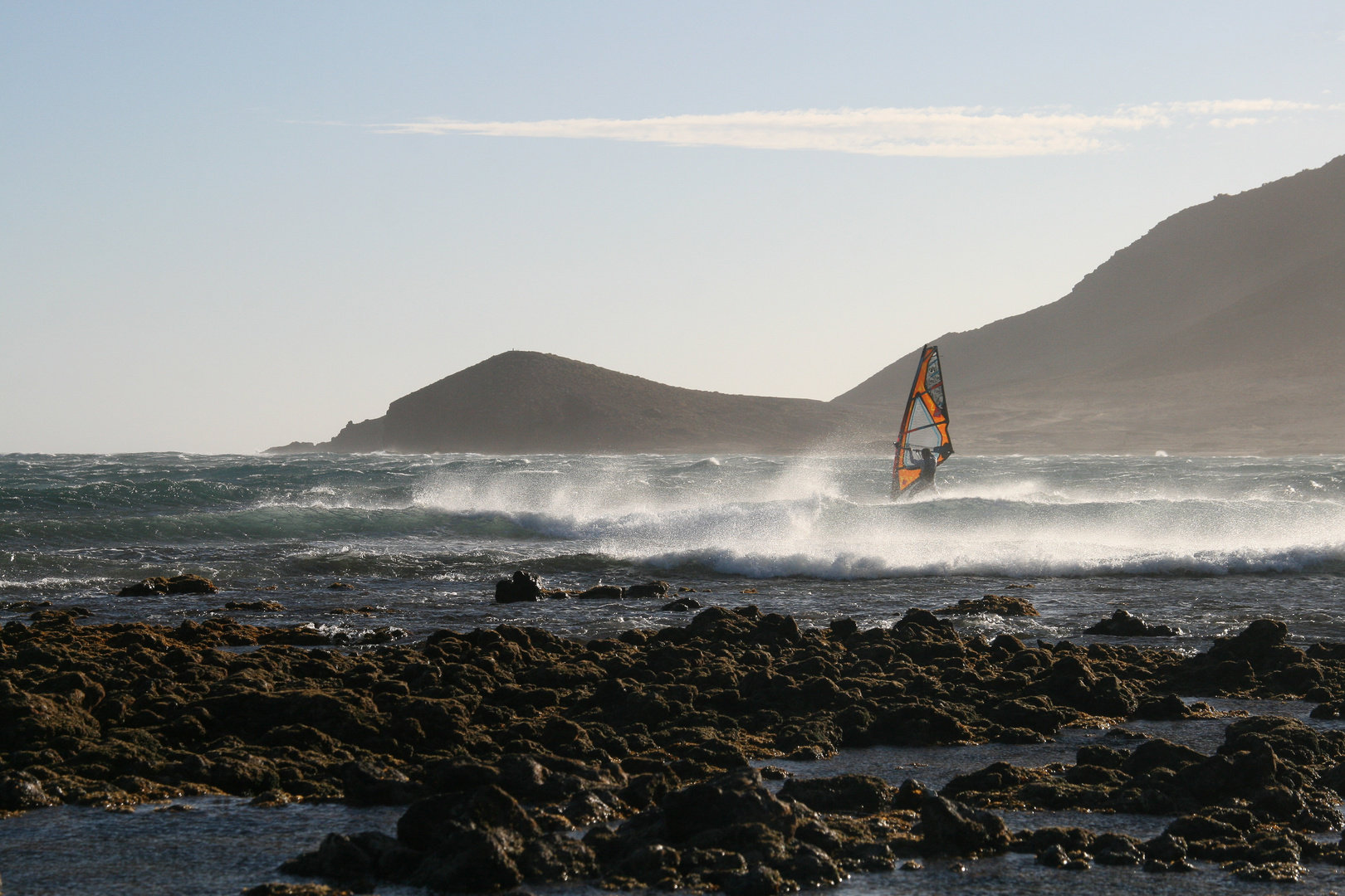 Wind, Wasser, Steine und der Surfer