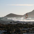 Wind, Wasser, Steine und der Surfer