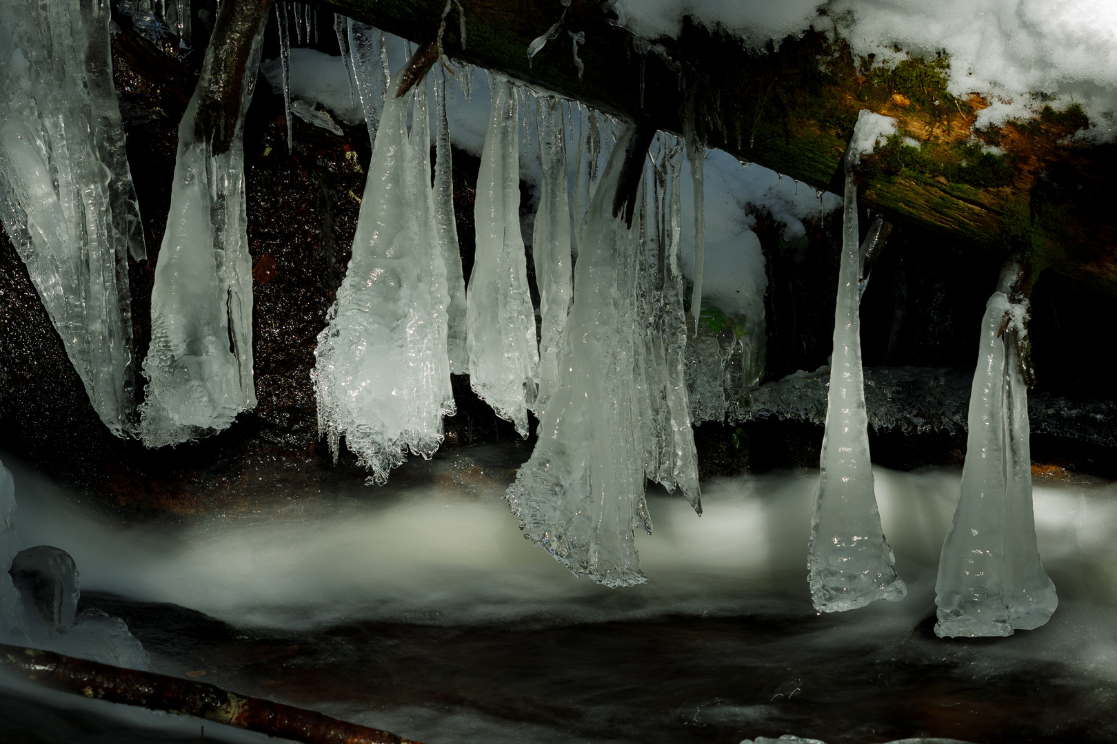 Windbergwasserfall im Schnee und Eis