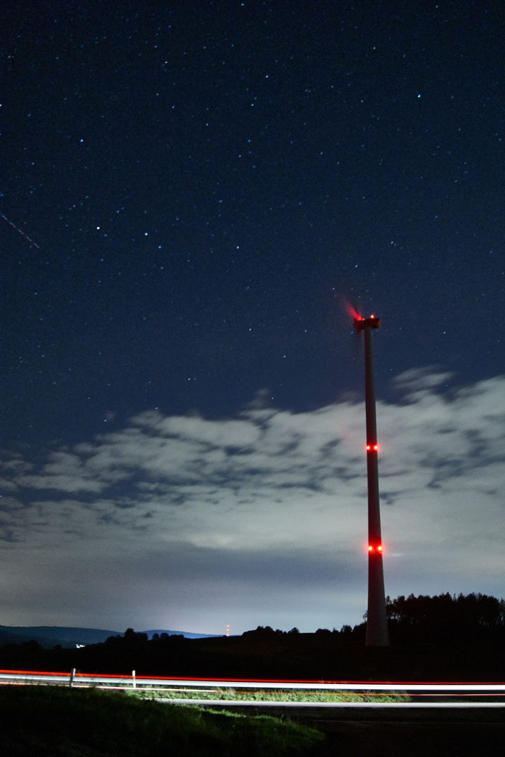 Windenergieanlage bei Nacht