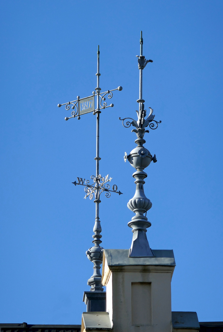 Windfahne und Co. im Blau