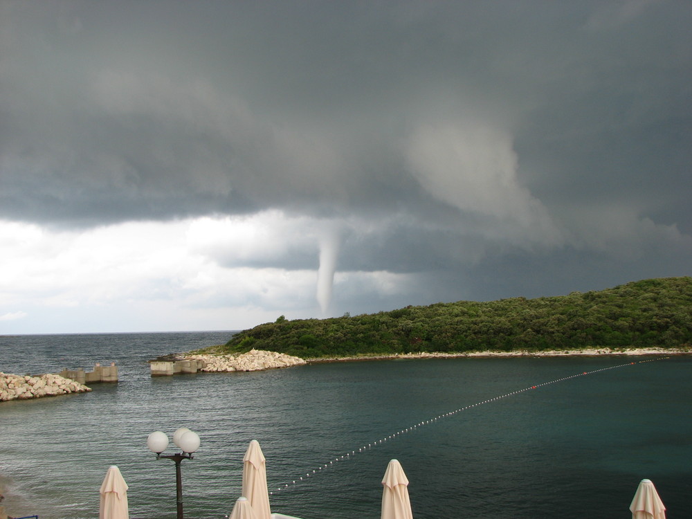 Windhose und Gewitterfront