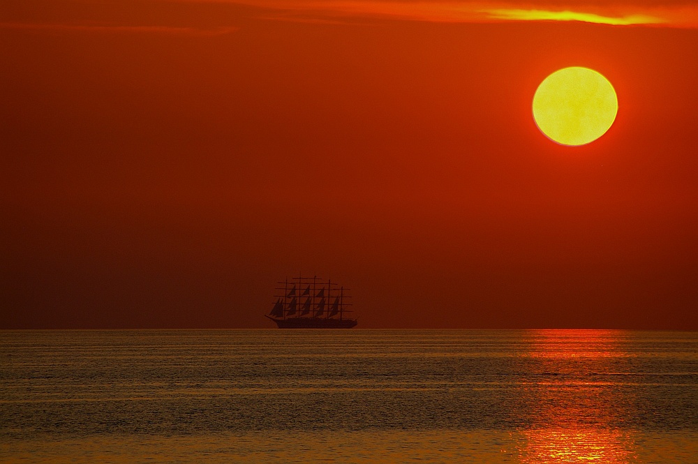 Windjammer in Sonnenglut