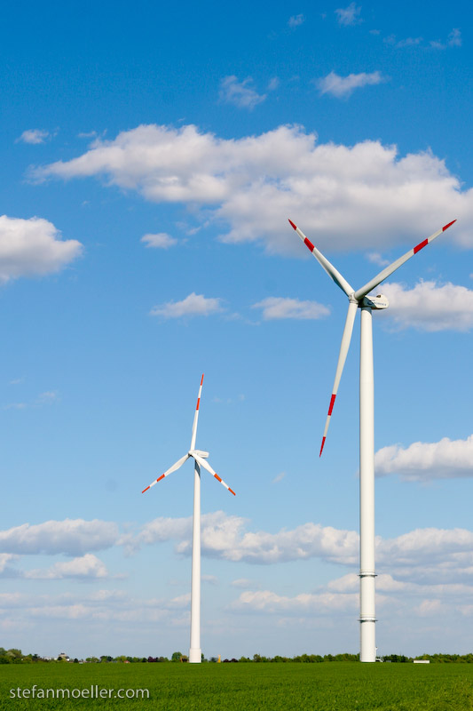 Windkraft am Rande der Autobahn