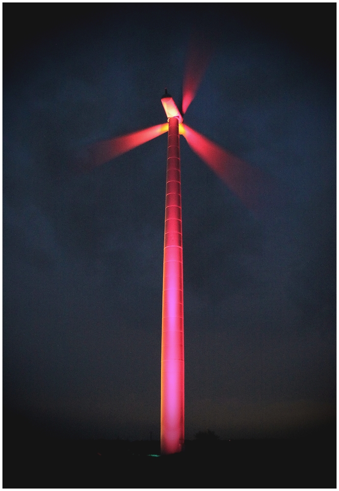 Windkraft - farbig im Licht