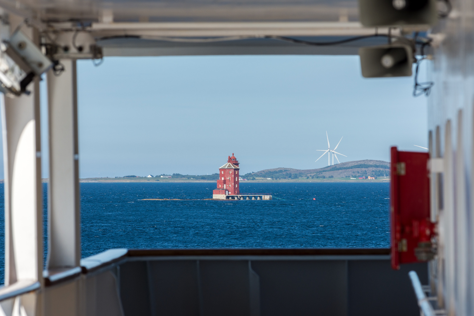 Windkraft grüßt den alten Leuchtturm