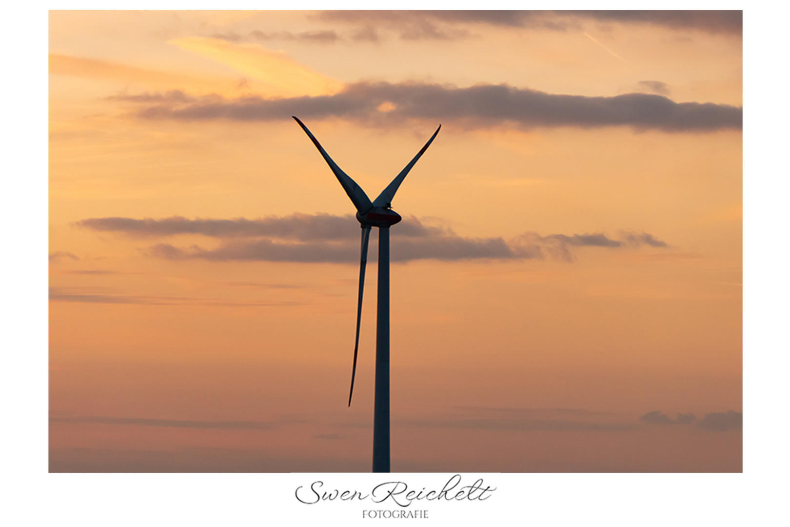 Windkraft im romantischen Sonnenuntergang