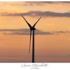 Windkraft im romantischen Sonnenuntergang