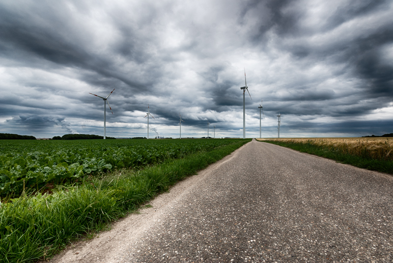 Windkraft und Braunkohlekraftwerk