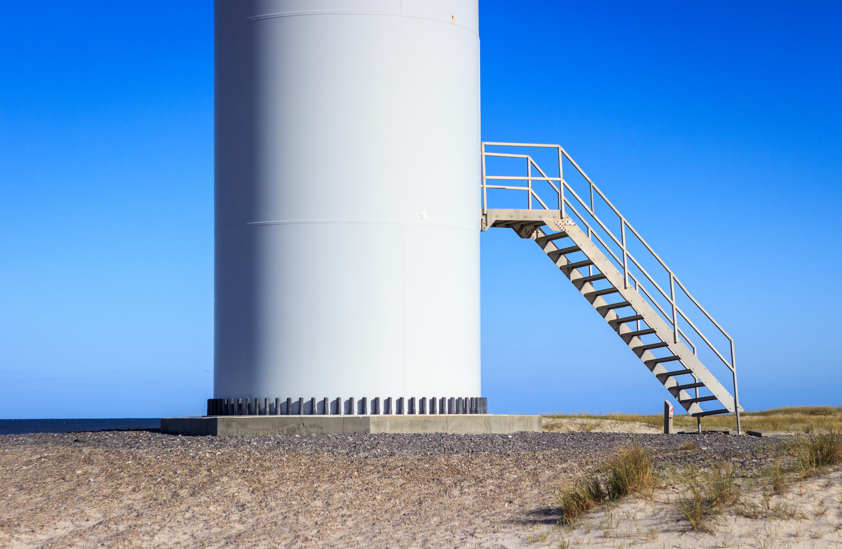 Windkraftanlage am Hafen von Hvide Sande