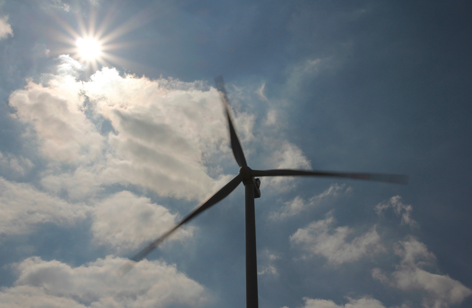 Windkraftanlage im Gegenlicht