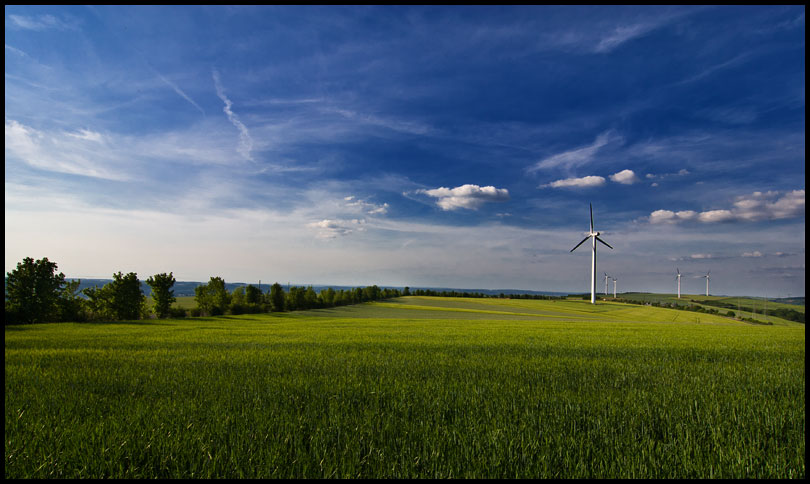 Windkraftanlage im Kornfeld